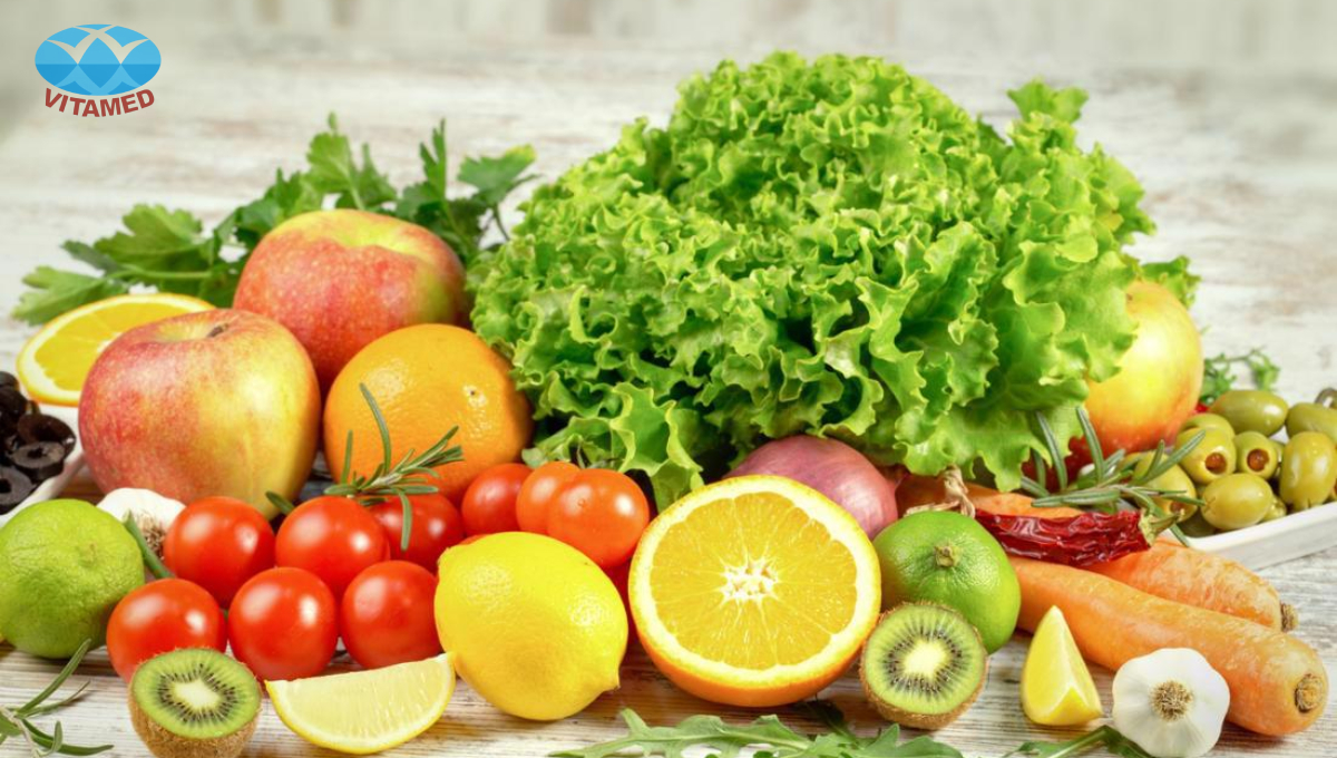 Rau xanh và hoa quả giúp tăng cường đề kháng cho mọi người